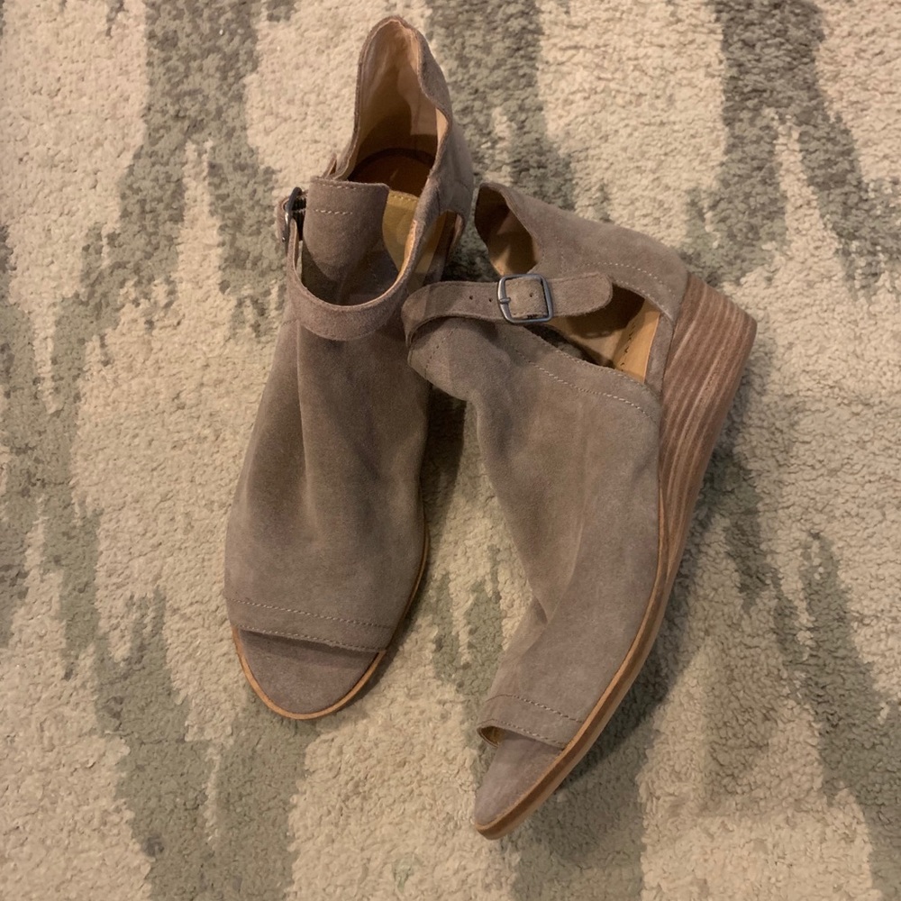 Lucky brand suede shoe